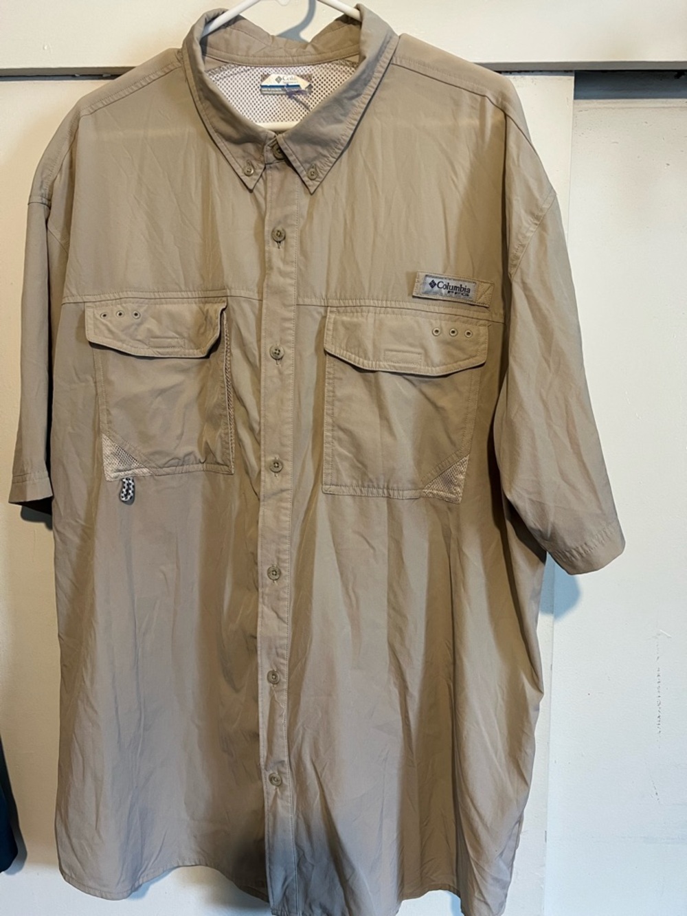 Columbia Men's Short Sleeve Button-Down Shirt in Khaki
